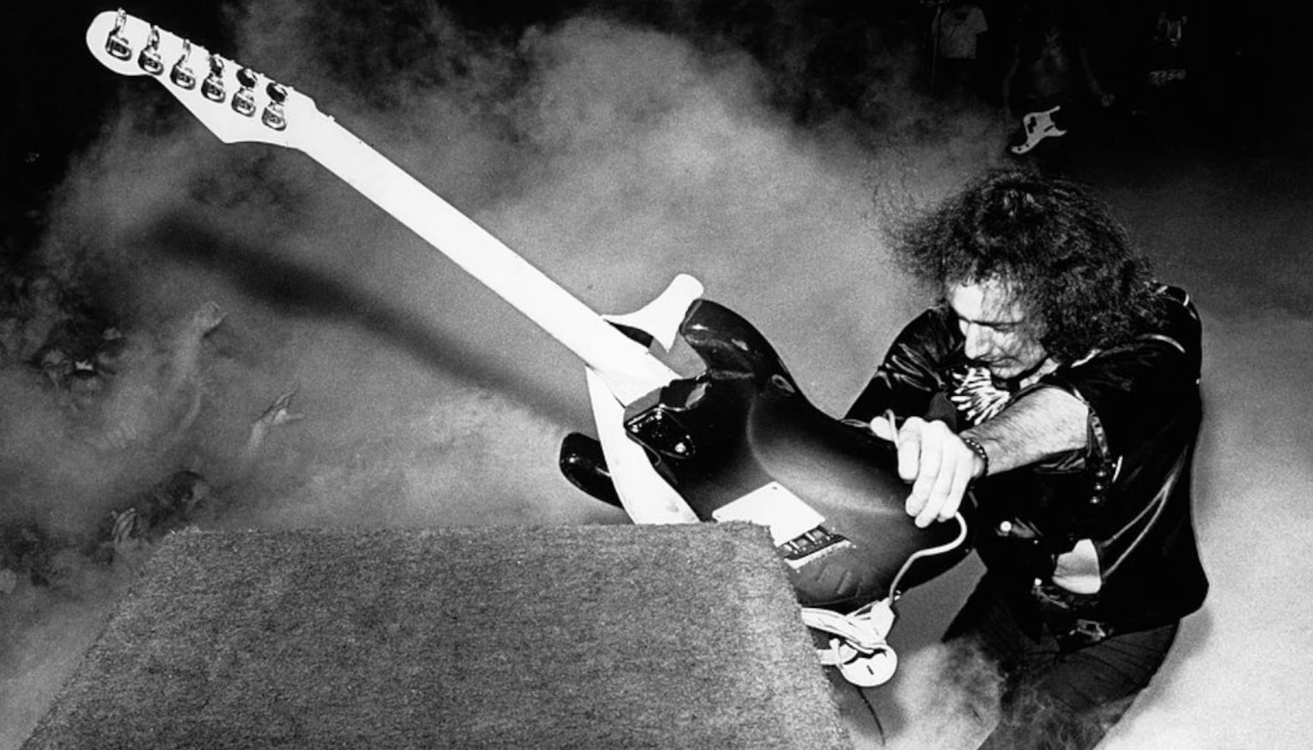 blackmore breaking guitar